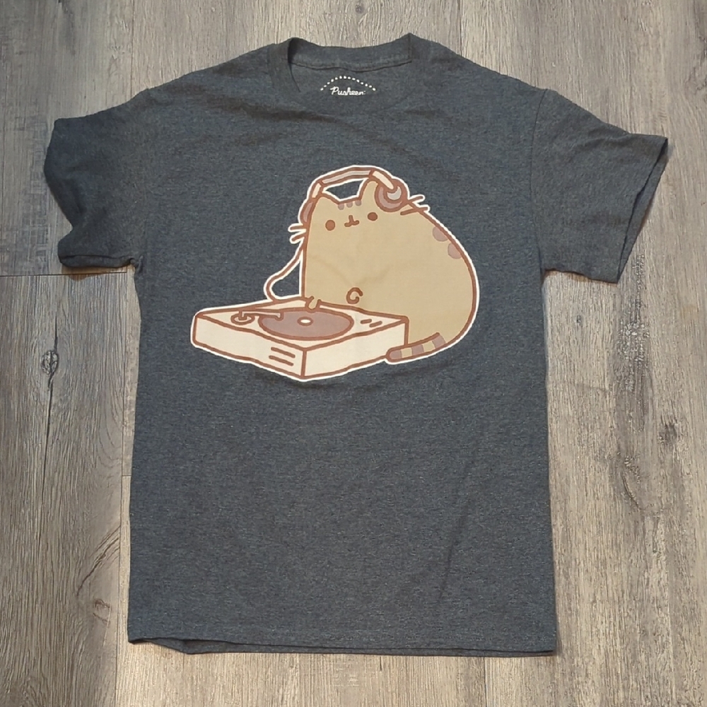 Gray T-Shirt with Cat and Turntable Graphic